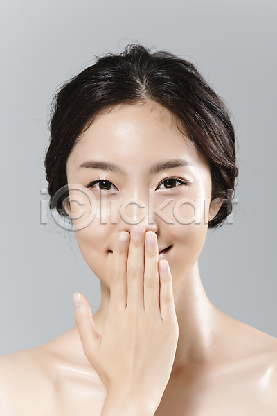 20대 성인 성인여자한명만 신체부위 여자 한국인 한명 JPG 앞모습 포토 몸매 미소(표정) 뷰티 상반신 손짓 스튜디오촬영 실내 얼굴 의료성형뷰티 입가림 피부