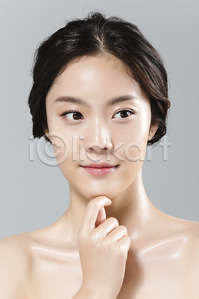 20대 성인 성인여자한명만 신체부위 여자 한국인 한명 JPG 앞모습 포토 몸매 뷰티 상반신 손짓 스튜디오촬영 실내 얼굴 의료성형뷰티 피부