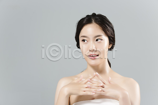 20대 성인 성인여자한명만 신체부위 여자 한국인 한명 JPG 앞모습 포토 몸매 미소(표정) 뷰티 상반신 손짓 스튜디오촬영 실내 얼굴 응시 의료성형뷰티 포즈 피부