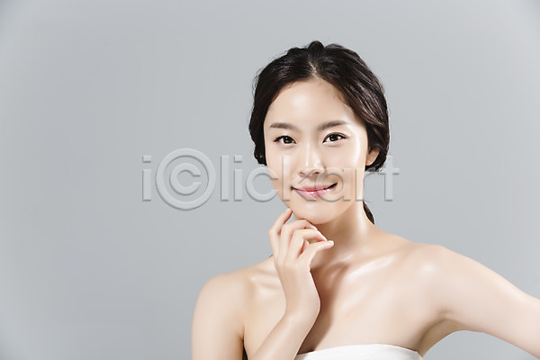 20대 성인 성인여자한명만 신체부위 여자 한국인 한명 JPG 앞모습 포토 몸매 미소(표정) 뷰티 상반신 손짓 스튜디오촬영 실내 얼굴 응시 의료성형뷰티 포즈 피부