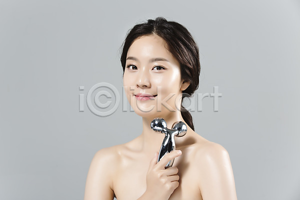 20대 성인 성인여자한명만 신체부위 여자 한국인 한명 JPG 옆모습 포토 들기 마사지기 몸매 미소(표정) 뷰티 상반신 스튜디오촬영 실내 얼굴 의료성형뷰티 피부