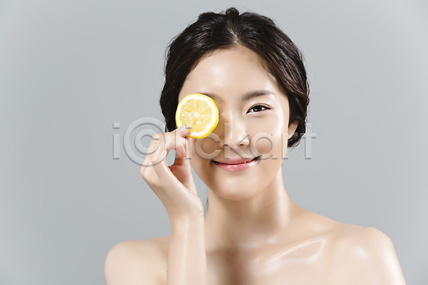 상큼 20대 성인 성인여자한명만 신체부위 여자 한국인 한명 JPG 앞모습 포토 눈가림 들기 레몬 몸매 미소(표정) 뷰티 상반신 스튜디오촬영 실내 얼굴 의료성형뷰티 피부