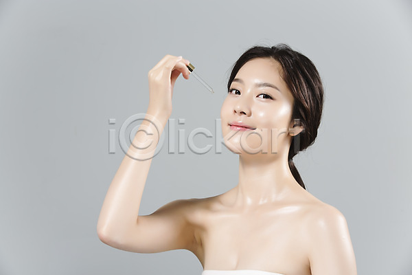 20대 성인 성인여자한명만 신체부위 여자 한국인 한명 JPG 포토 들기 뷰티 뿌리기 상반신 스튜디오촬영 실내 앰플 얼굴 의료성형뷰티 피부 피부관리 화장품