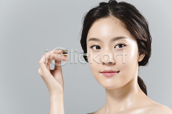 20대 성인 성인여자한명만 신체부위 여자 한국인 한명 JPG 앞모습 포토 들기 뷰티 상반신 스튜디오촬영 실내 앰플 얼굴 의료성형뷰티 피부 피부관리 화장품