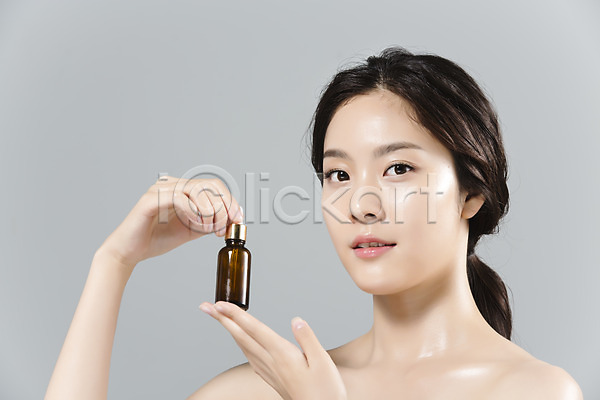 20대 성인 성인여자한명만 신체부위 여자 한국인 한명 JPG 포토 들기 뷰티 상반신 스튜디오촬영 실내 앰플 얼굴 의료성형뷰티 피부 피부관리 화장품