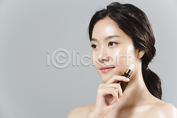 20대 성인 성인여자한명만 신체부위 여자 한국인 한명 JPG 포토 들기 미소(표정) 뷰티 상반신 스튜디오촬영 실내 앰플 얼굴 의료성형뷰티 피부 피부관리 화장품