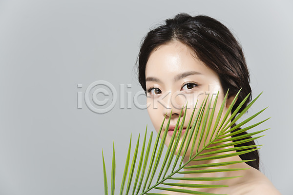 20대 성인 성인여자한명만 신체부위 여자 한국인 한명 JPG 옆모습 포토 나뭇잎 들기 몸매 뷰티 상반신 스튜디오촬영 실내 얼굴 의료성형뷰티 피부