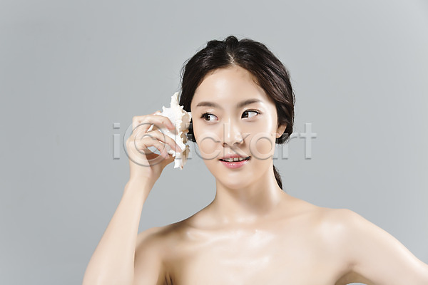20대 성인 성인여자한명만 신체부위 여자 한국인 한명 JPG 앞모습 포토 듣기 들기 몸매 뷰티 상반신 소라 스튜디오촬영 실내 얼굴 의료성형뷰티 피부