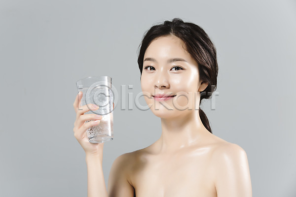 20대 성인 성인여자한명만 신체부위 여자 한국인 한명 JPG 앞모습 포토 들기 몸매 물 물컵 미소(표정) 뷰티 상반신 스튜디오촬영 실내 얼굴 의료성형뷰티 잔 피부
