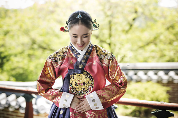 30대 성인 성인여자만 여자 한국인 한명 JPG 앞모습 포토 기와담장 나무 미소(표정) 사극 상반신 서기 야외 여왕 왕족전통의상 인사 전통 조선시대 주간 한복