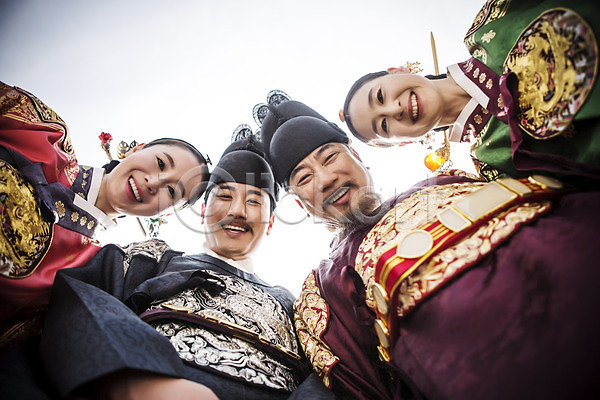 30대 40대 60대 남자 성인 성인만 여러명 여자 한국인 JPG 로우앵글 포토 가족 사극 서기 세자 야외 여왕 왕 왕족전통의상 웃음 전통 조선시대 주간 한복
