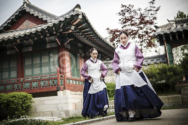 30대 두명 성인 성인여자만 여자 한국인 JPG 앞모습 포토 궁녀 궁전 다급 달리기 바쁨 사극 앞치마 야외 전신 조선시대 주간 한복 한옥