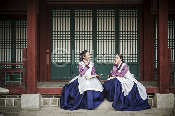 30대 두명 성인 성인여자만 여자 한국인 JPG 앞모습 포토 궁녀 궁전 사극 생각 앉기 앞치마 야외 전신 조선시대 주간 책 한복 한옥