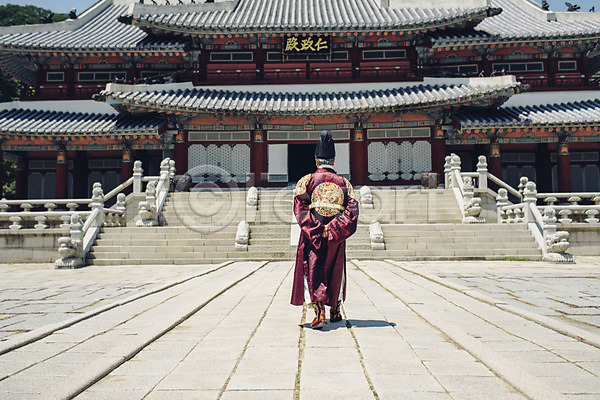 60대 남자 노인남자한명만 성인 한국인 한명 JPG 뒷모습 포토 걷기 궁전 뒷짐 사극 야외 왕 왕족전통의상 전신 전통 조선시대 주간 한복 한옥