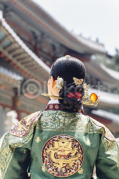 40대 성인 성인여자한명만 여자 한국인 한명 JPG 뒷모습 포토 궁전 비녀 사극 상반신 서기 야외 여왕 왕족전통의상 전통 조선시대 주간 한복 한옥