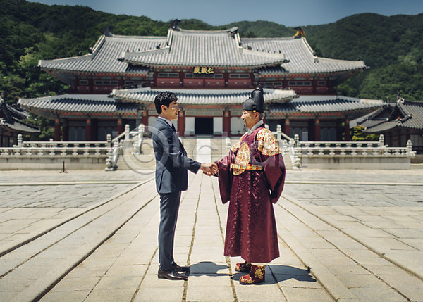 30대 60대 남자 두명 성인 성인남자만 한국인 JPG 옆모습 포토 거래 국내포토 궁전 마주보기 비즈니스맨 사극 서기 악수 야외 왕 왕족전통의상 전신 정장 조선시대 주간 한복