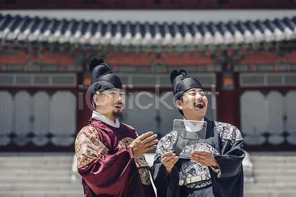 30대 60대 남자 두명 성인 성인남자만 한국인 JPG 앞모습 포토 궁전 들기 미소(표정) 사극 상반신 서기 세자 아크릴 야외 왕 왕족전통의상 웃음 조선시대 주간 한복
