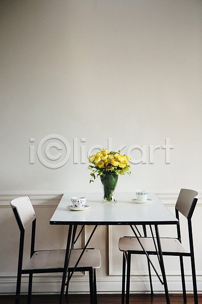 사람없음 JPG 포토 꽃 꽃병 스타일링 스튜디오 실내 오브젝트 의자 인테리어 장미 장식 찻잔 탁자