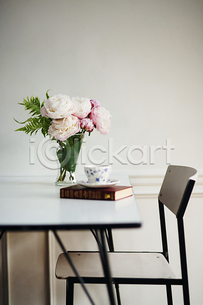 사람없음 JPG 포토 꽃 꽃병 스타일링 스튜디오 실내 오브젝트 의자 인테리어 작약 장식 책 커피잔 탁자