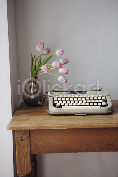 사람없음 JPG 포토 꽃 꽃병 스타일링 스튜디오 실내 오브젝트 인테리어 장식 타자기 탁자 튤립