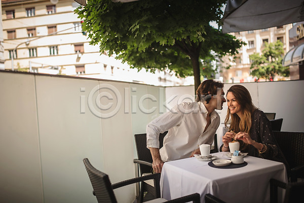 다정 30대 남자 두명 서양인 성인 성인만 여자 JPG 앞모습 포토 귓속말 대화 데이트 상반신 식당 앉기 야외 주간 카페 커플 크로아티아 탁자