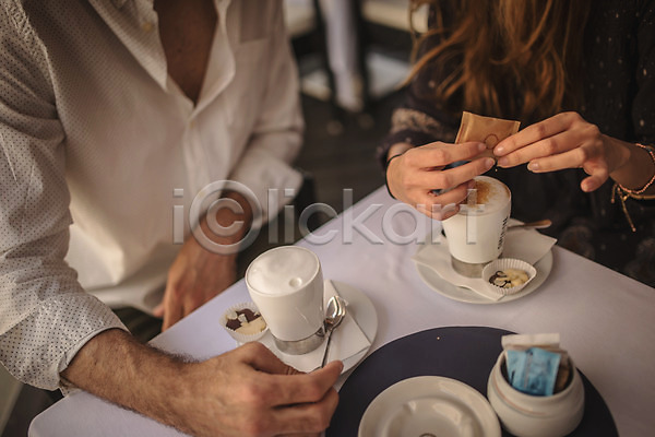 다정 30대 남자 두명 서양인 성인 성인만 여자 JPG 앞모습 포토 데이트 상반신 손짓 앉기 야외 주간 카페 커플 커피 크로아티아 탁자