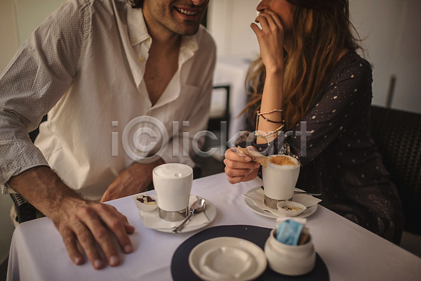 다정 30대 남자 두명 서양인 성인 성인만 여자 JPG 앞모습 포토 대화 데이트 상반신 식당 앉기 야외 주간 카페 커플 크로아티아 탁자
