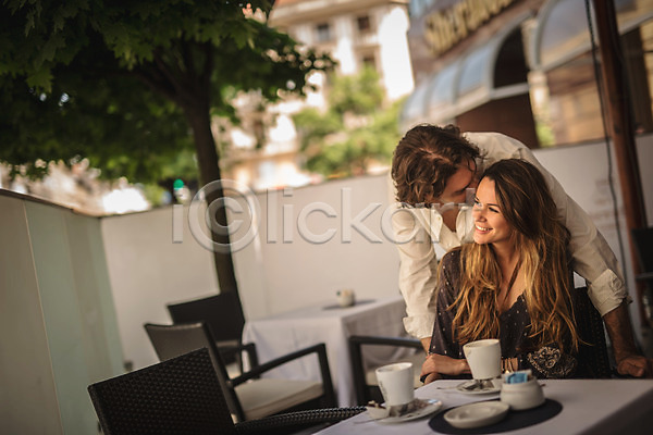 다정 30대 남자 두명 서양인 성인 성인만 여자 JPG 앞모습 포토 귓속말 데이트 미소(표정) 상반신 식당 앉기 야외 주간 카페 커플 크로아티아 탁자
