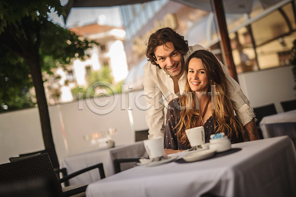 다정 30대 남자 두명 서양인 성인 성인만 여자 JPG 앞모습 포토 데이트 미소(표정) 상반신 식당 앉기 야외 주간 카페 커플 크로아티아 탁자