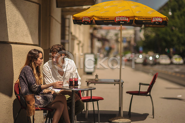 30대 남자 두명 서양인 성인 성인만 여자 JPG 옆모습 포토 거리 대화 데이트 상반신 식당 앉기 야외 주간 카페 커플 콜라 크로아티아 탁자