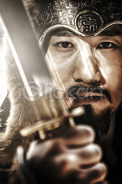 30대 남자 성인 성인남자한명만 한국인 한명 JPG 앞모습 편집이미지 갑옷 디지털아트 빛 사극 상반신 역사 장군 전통 칼 포스터