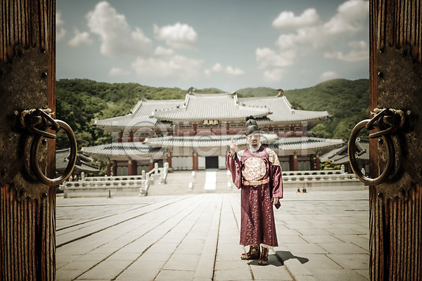 60대 남자 노인남자한명만 성인 한국인 한명 JPG 앞모습 편집이미지 궁전 디지털아트 문 사극 야외 역사 왕 왕족전통의상 전신 전통 주간 한복