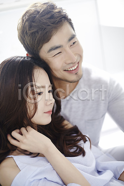 다정 30대 남자 두명 성인 여자 한국인 JPG 앞모습 포토 가평 기댐 미소(표정) 상반신 실내 앉기 커플 커플라이프