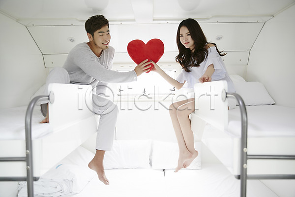 휴식 30대 남자 두명 성인 여자 한국인 JPG 앞모습 옆모습 포토 가평 미소(표정) 실내 전신 침대 카라반 커플 커플라이프 하트 하트쿠션