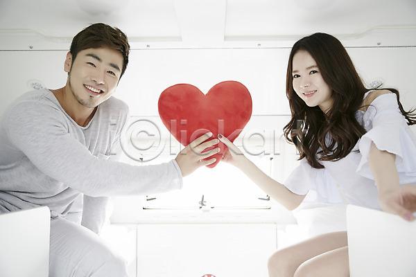 30대 남자 두명 성인 여자 한국인 JPG 앞모습 옆모습 포토 가평 들기 미소(표정) 상반신 실내 카라반 커플 커플라이프 하트 하트쿠션