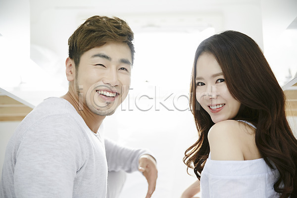 30대 남자 두명 성인 여자 한국인 JPG 옆모습 포토 가평 미소(표정) 상반신 실내 웃음 커플 커플라이프