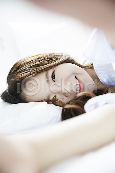 휴식 30대 성인 성인여자한명만 여자 한국인 한명 JPG 앞모습 포토 가평 눕기 미소(표정) 상반신 실내 침대