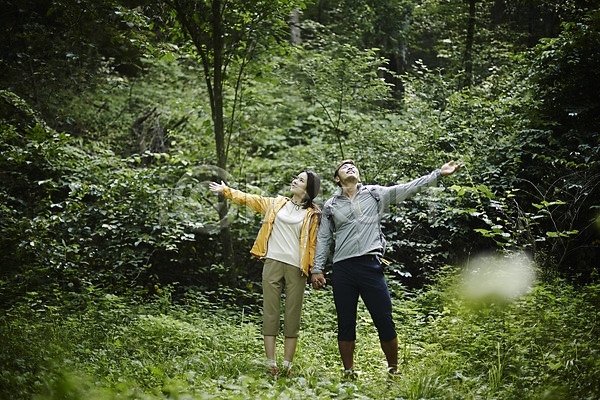 30대 남자 두명 성인 여자 한국인 JPG 앞모습 포토 가평 나무 등산 손잡기 숲 숲속 야외 자연 전신 주간 커플 커플라이프 팔벌리기 힐링
