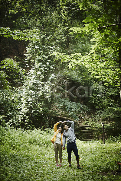 다정 30대 남자 두명 성인 여자 한국인 JPG 앞모습 포토 가평 나무 등산 미소(표정) 손잡기 손하트 숲 숲속 야외 자연 전신 주간 커플 커플라이프