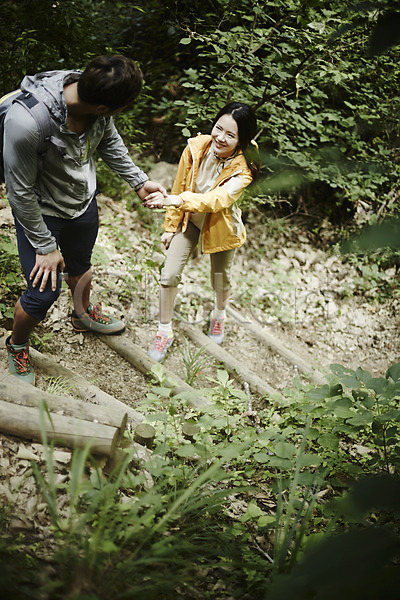 30대 남자 두명 성인 여자 한국인 JPG 앞모습 포토 하이앵글 가평 계단 나무 등산 미소(표정) 손잡기 숲 숲속 야외 오르기 자연 전신 주간 커플 커플라이프