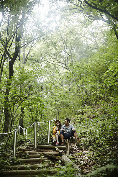 휴식 30대 남자 두명 성인 여자 한국인 JPG 앞모습 포토 가평 나무 등산 등산로 미소(표정) 숲 숲속 앉기 야외 자연 전신 주간 커플 커플라이프