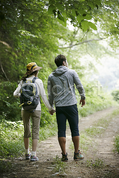 30대 남자 두명 성인 여자 한국인 JPG 뒷모습 포토 가평 나무 등산 배낭 백팩 손잡기 숲 숲속 야외 자연 전신 주간 커플 커플라이프