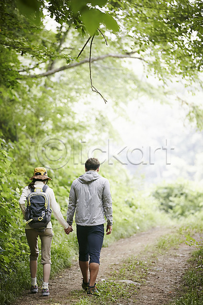 30대 남자 두명 성인 여자 한국인 JPG 뒷모습 포토 가평 걷기 나무 등산 등산로 모자(잡화) 백팩 손잡기 숲 숲속 야외 자연 전신 주간 커플 커플라이프