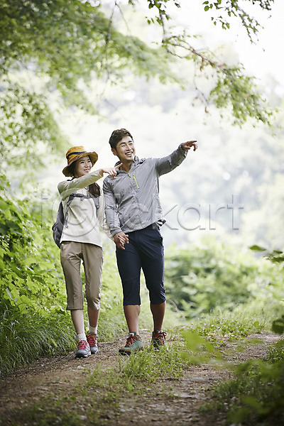 30대 남자 두명 성인 여자 한국인 JPG 앞모습 포토 가리킴 가평 걷기 나무 등산 모자(잡화) 미소(표정) 손잡기 숲 숲속 야외 자연 전신 주간 커플 커플라이프