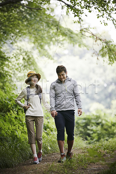 30대 남자 두명 성인 여자 한국인 JPG 앞모습 포토 가평 걷기 나무 등산 등산로 모자(잡화) 미소(표정) 손잡기 숲 숲속 야외 자연 전신 주간 커플 커플라이프
