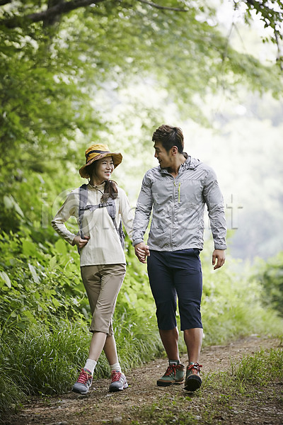 30대 남자 두명 성인 여자 한국인 JPG 앞모습 포토 가평 걷기 나무 등산 마주보기 모자(잡화) 미소(표정) 손잡기 숲 숲속 야외 자연 전신 주간 커플 커플라이프