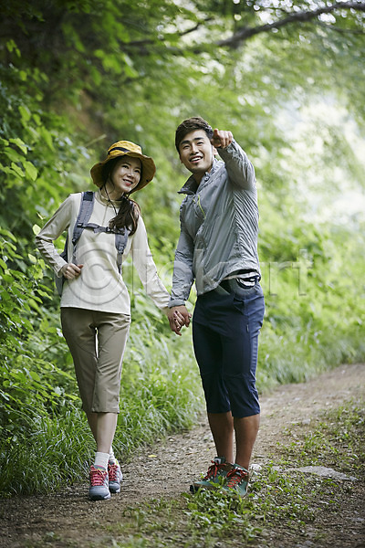30대 남자 두명 성인 여자 한국인 JPG 앞모습 포토 가리킴 가평 걷기 나무 등산 등산로 모자(잡화) 미소(표정) 손잡기 숲 숲속 야외 자연 전신 주간 커플 커플라이프