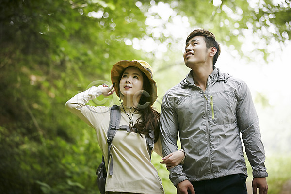 30대 남자 두명 성인 여자 한국인 JPG 앞모습 포토 가평 나무 등산 모자(잡화) 상반신 숲 숲속 야외 올려보기 자연 주간 커플 커플라이프 팔짱