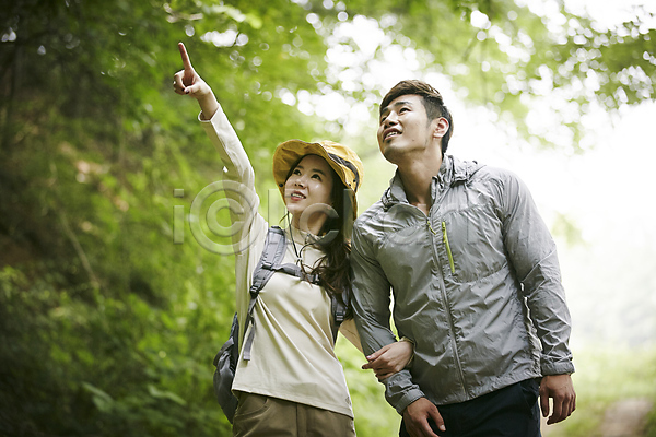 30대 남자 두명 성인 여자 한국인 JPG 앞모습 포토 가리킴 가평 나무 등산 모자(잡화) 미소(표정) 상반신 숲 숲속 야외 자연 주간 커플 커플라이프 팔짱