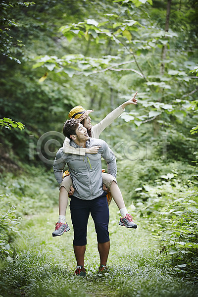 다정 30대 남자 두명 성인 성인만 여자 한국인 JPG 앞모습 포토 가리킴 가평 나무 등산 숲 숲속 야외 업기 자연 전신 주간 커플 커플라이프